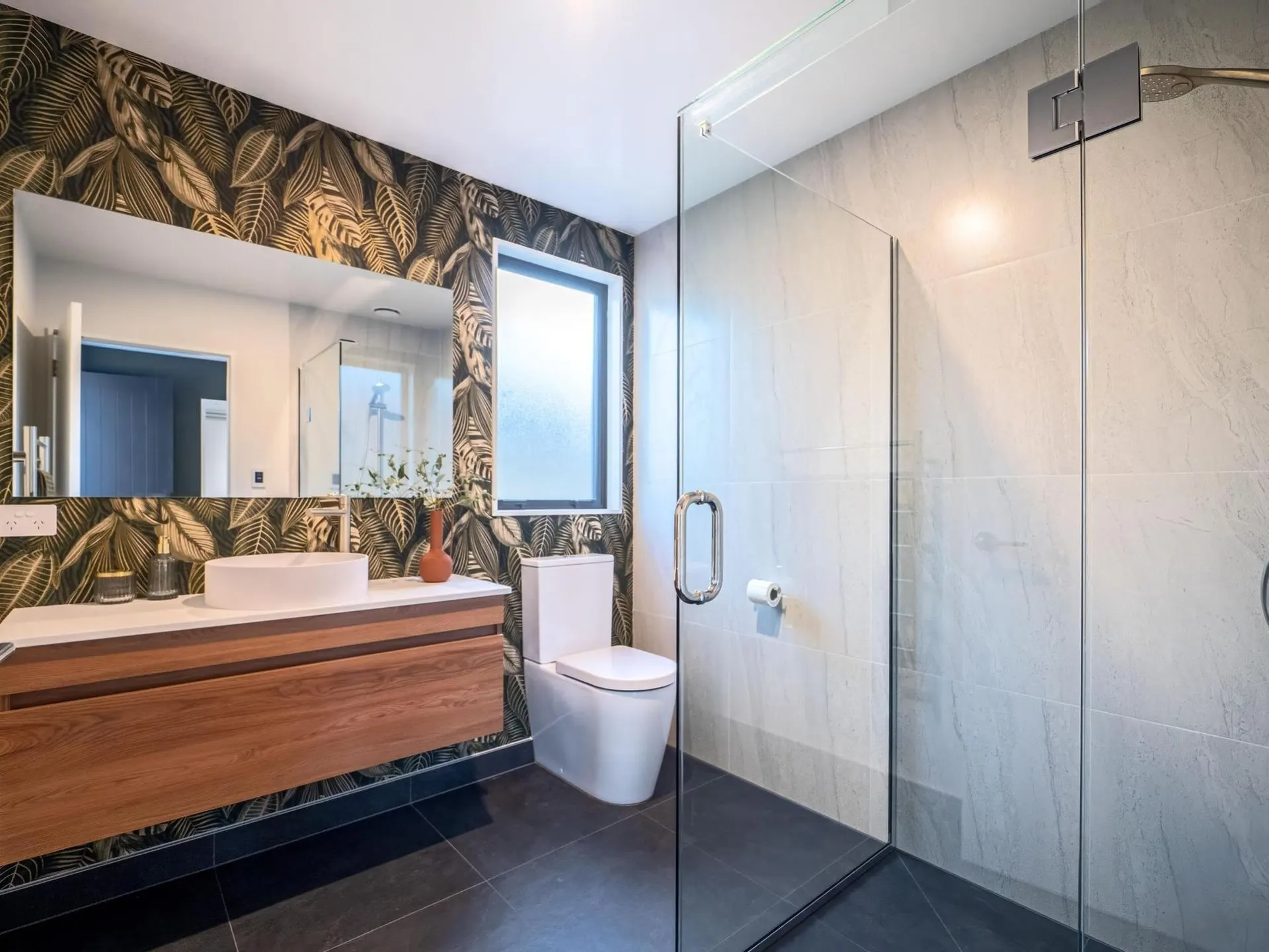 Exquisite design features